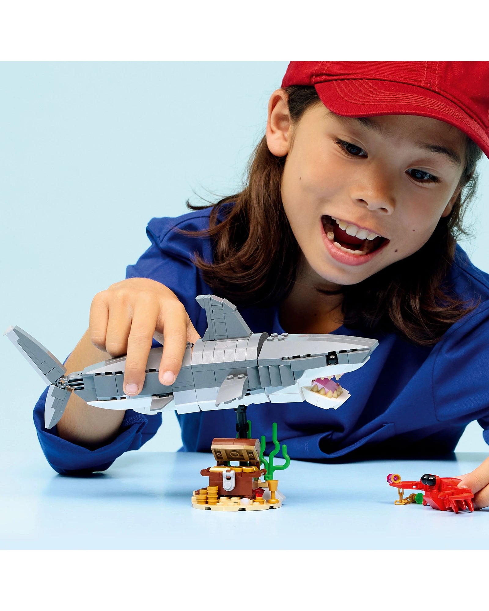 31381 Fierce Shark with a Treasure Chest