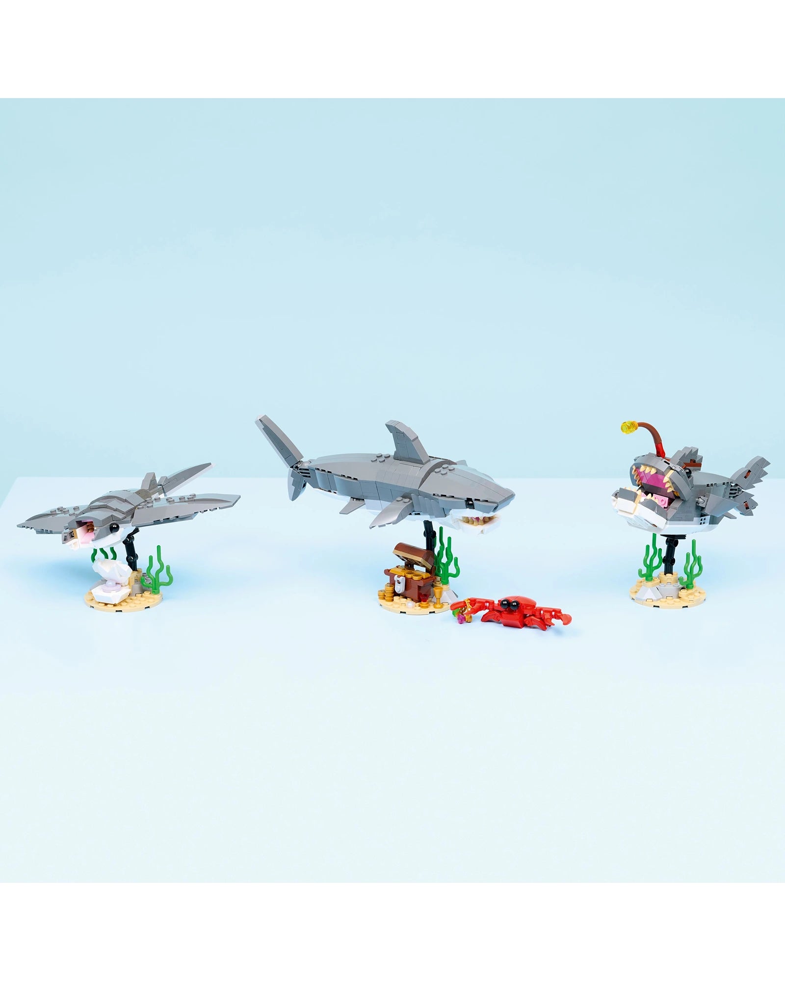 31381 Fierce Shark with a Treasure Chest