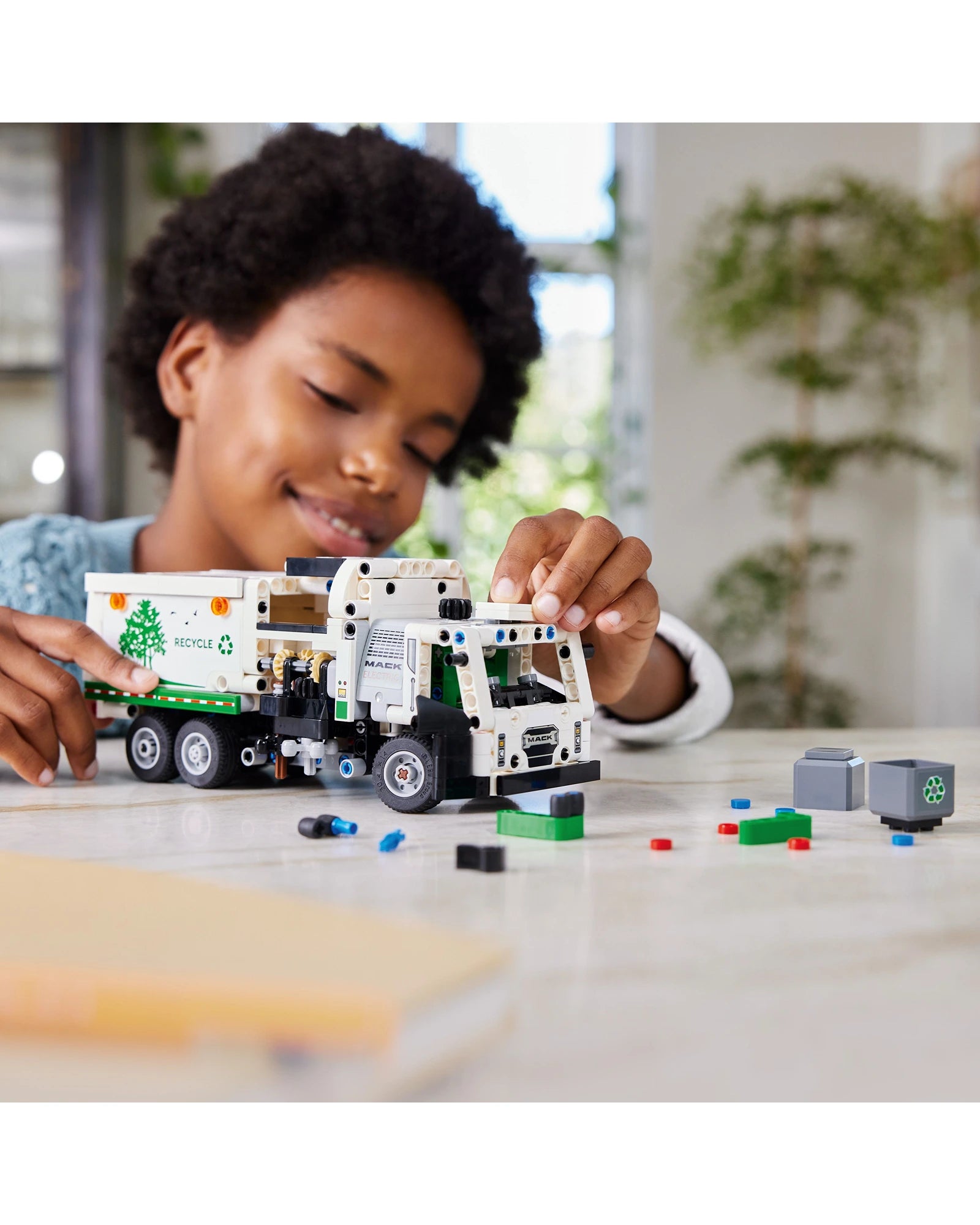 42167 Mack LR Electric Garbage Truck