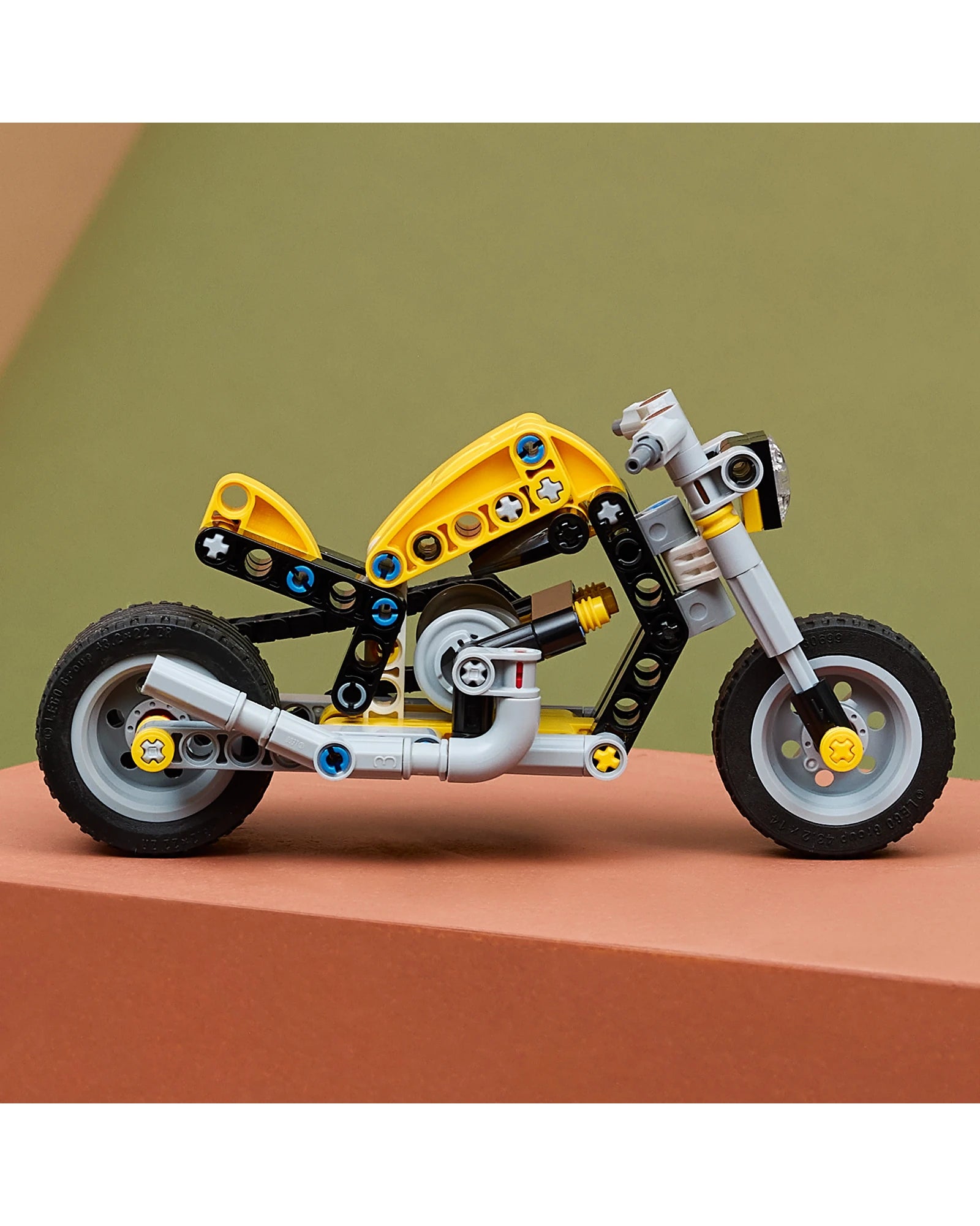42225 Yellow Motorcycle