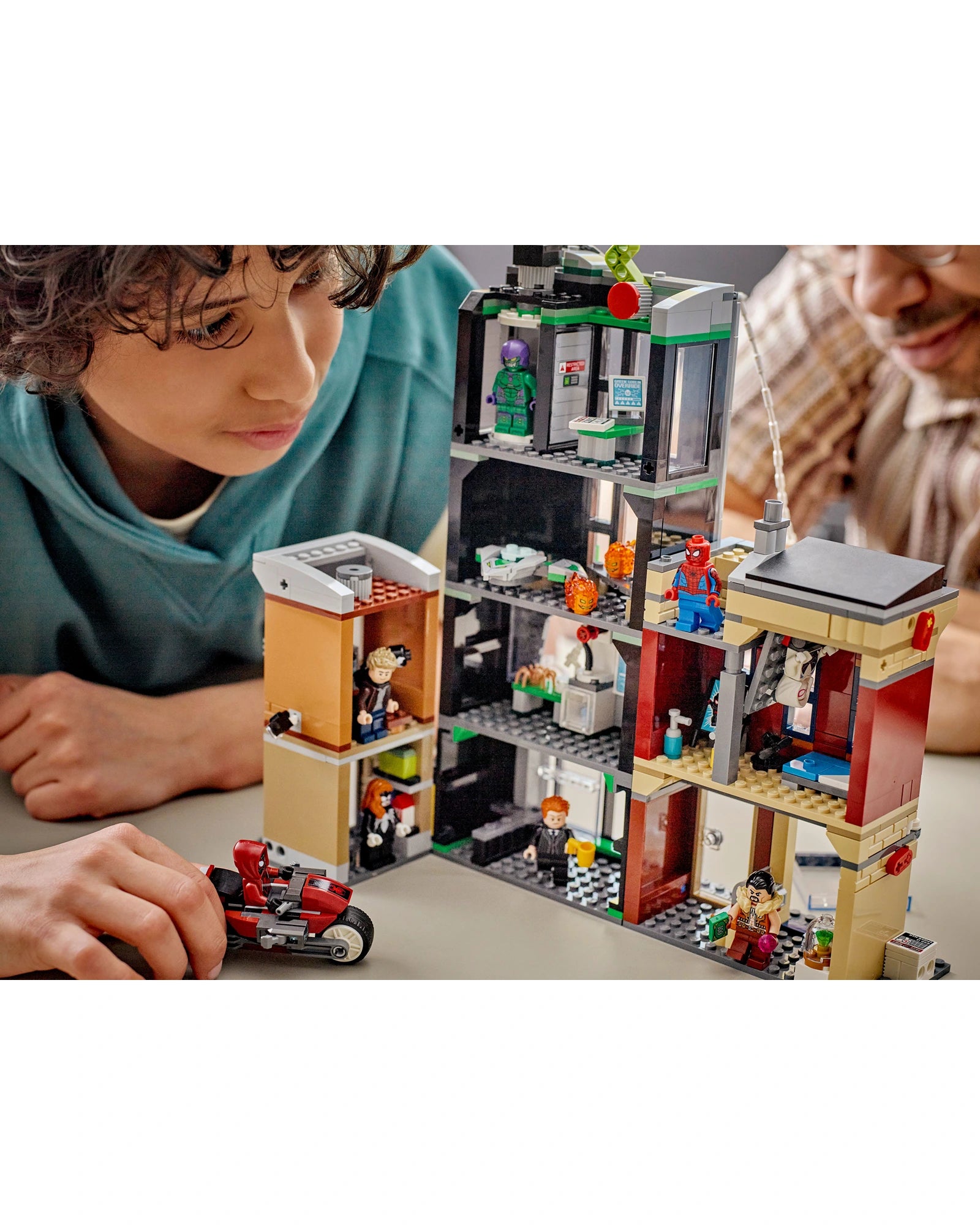 76324 Spider-Man vs Oscorp