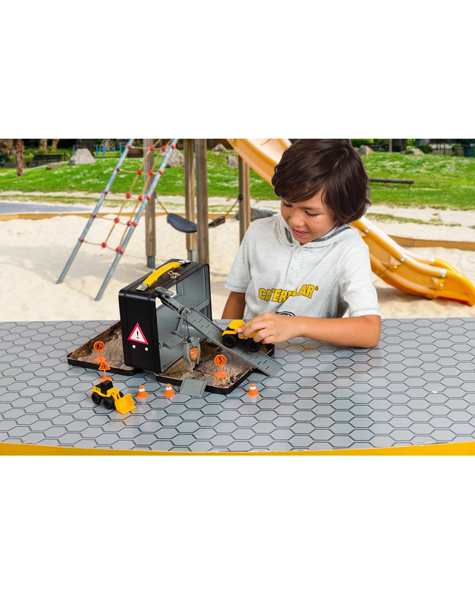 Caterpillar Little Machines Store n Go Plaset with 3 Vehicles and Compound