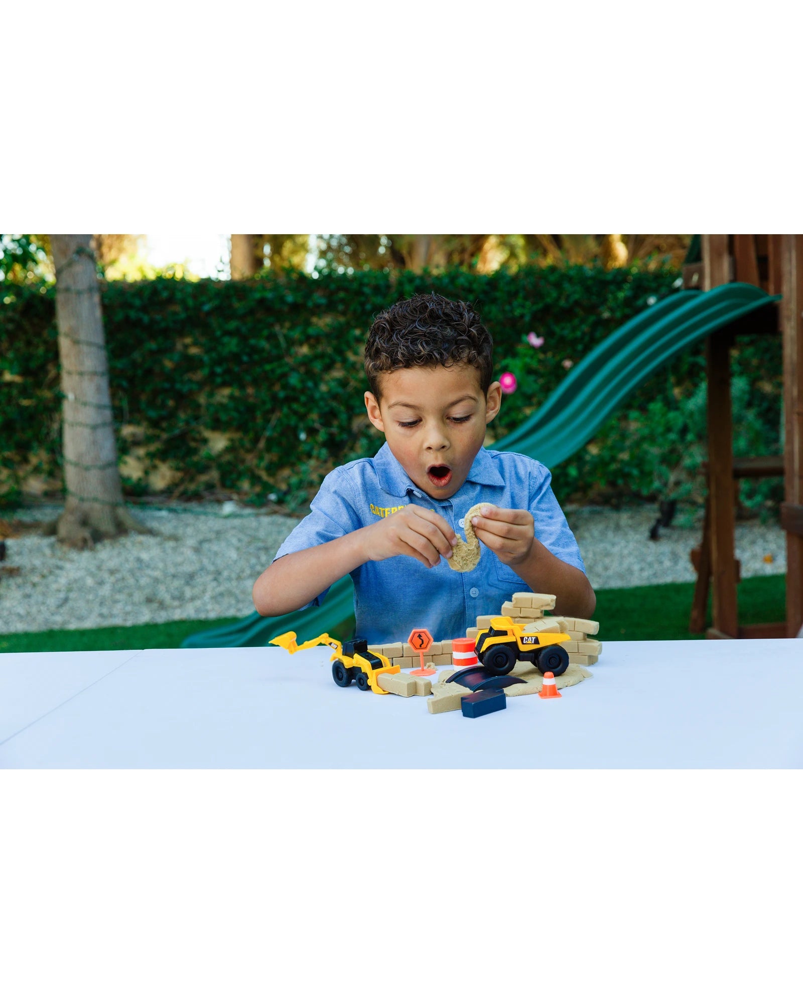 CAT Dig n Build 10oz w Two Vehicles Assorted