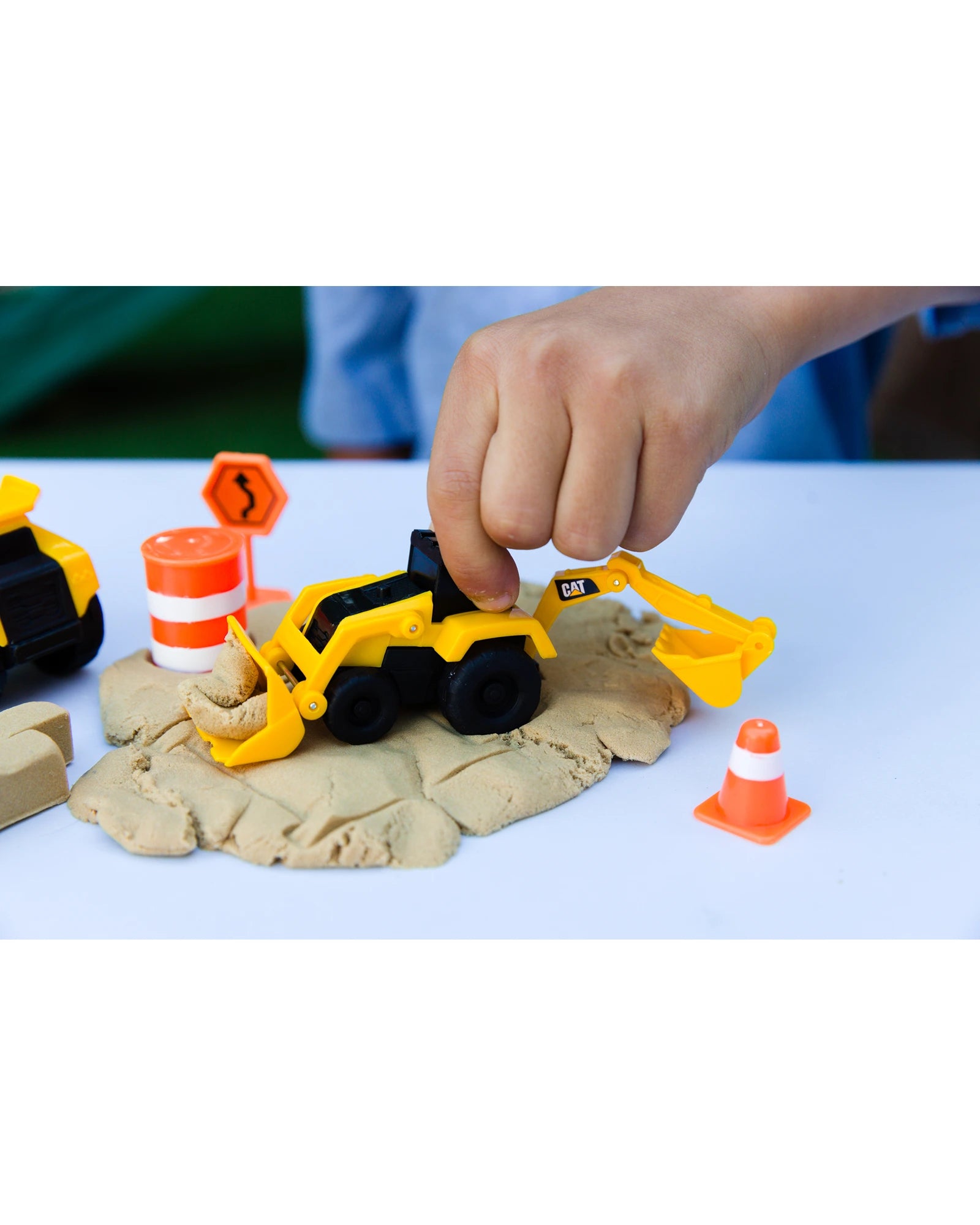 CAT Dig n Build 10oz w Two Vehicles Assorted